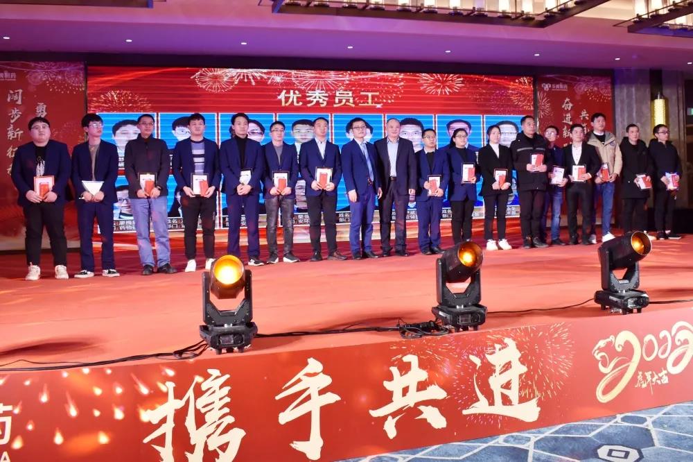 副總經(jīng)理宋濤、藥物研究院副院長張徑為年度優(yōu)秀員工頒獎(jiǎng).jpg